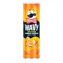 Pringles Batata Wavy Sabor Applewood Smoked Cheddar 137g
